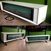 نمای روبرو میز تلویزیون شومینه دار ۱۸۰ سانتی کد ۱۰۵ با شعلههای آتش